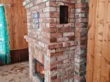 Лофтовый теплонакопительный камин в&nbsp;дачном доме из старинного кирпича