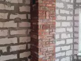 Теплонакопительный камин из старинного кирпича с отделкой дымохода на 2 этаже