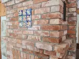 Лофтовый теплонакопительный камин в дачном доме из старинного кирпича