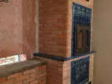 Чугунная печь Везувий в&nbsp;декоративной кирпичной облицовке с&nbsp;изразцами
