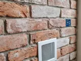 Лофтовый теплонакопительный камин с вертикальной топкой Kratki Maja Wieza