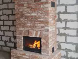 Теплонакопительный камин из старинного кирпича с отделкой дымохода на 2 этаже