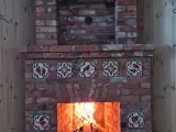 Угловой камин с открытой топкой из старинного кирпича