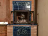 Чугунная печь Везувий в&nbsp;декоративной кирпичной облицовке с&nbsp;изразцами