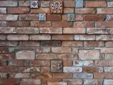 Лофтовый теплонакопительный камин в дачном доме из старинного кирпича