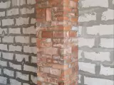 Теплонакопительный камин из старинного кирпича с отделкой дымохода на 2 этаже