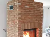 Дизайнерский камин на подиуме из кирпича Донские Зори