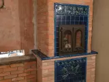 Чугунная печь Везувий в&nbsp;декоративной кирпичной облицовке с&nbsp;изразцами
