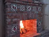Угловой камин с открытой топкой из старинного кирпича