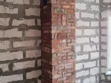 Теплонакопительный камин из старинного кирпича с отделкой дымохода на 2 этаже