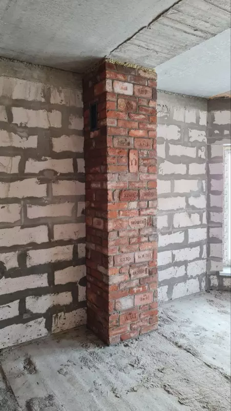 Теплонакопительный камин из старинного кирпича с отделкой дымохода на 2 этаже