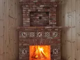 Угловой камин с открытой топкой из старинного кирпича